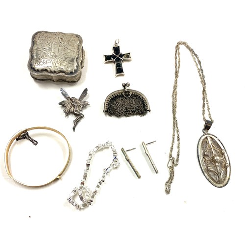 525 - Selection of silver items/ jewellery includes fairy brooch, earrings, silver purse etc