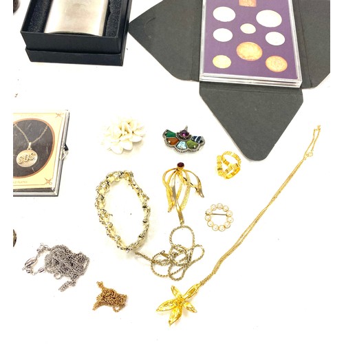 509 - Selection of assorted costume jewellery includes Novelty pill box brooch etc