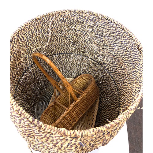 270 - Lidded wicker laundry basket