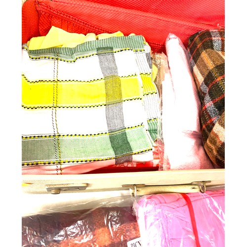 255 - Selection of Lining picnic, rug etc