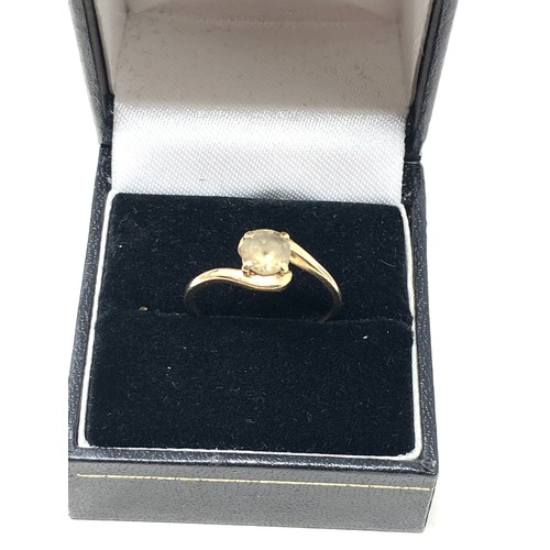 69 - 9ct gold chrysoberyl set ring (1.8g)