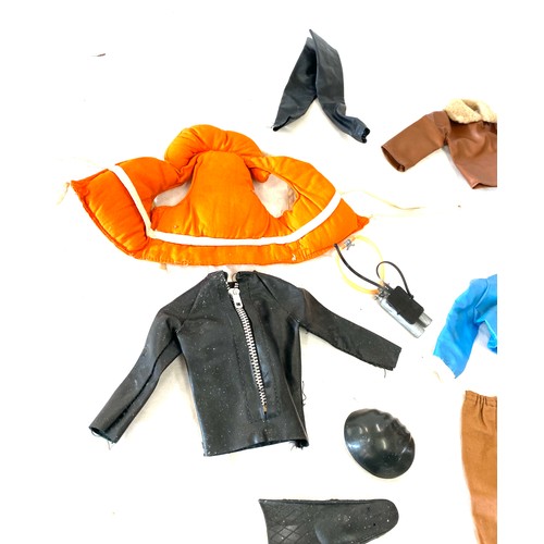 109 - Selection of Vintage 1970s action man clothing