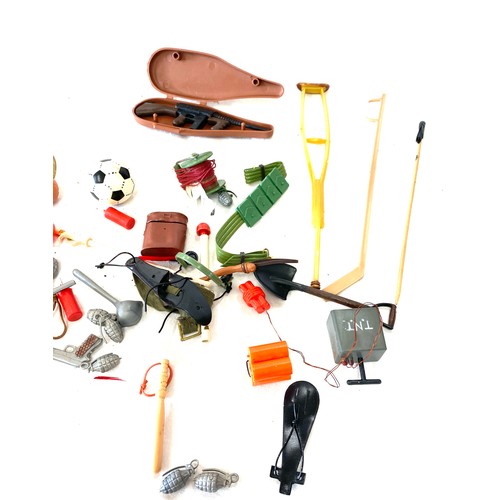 580 - Selection of Vintage 1970s action man accessories