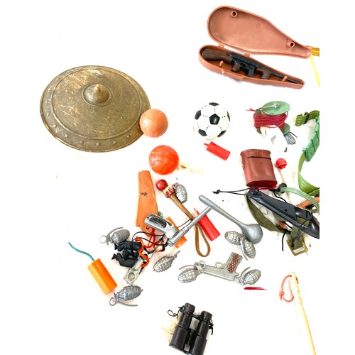 580 - Selection of Vintage 1970s action man accessories