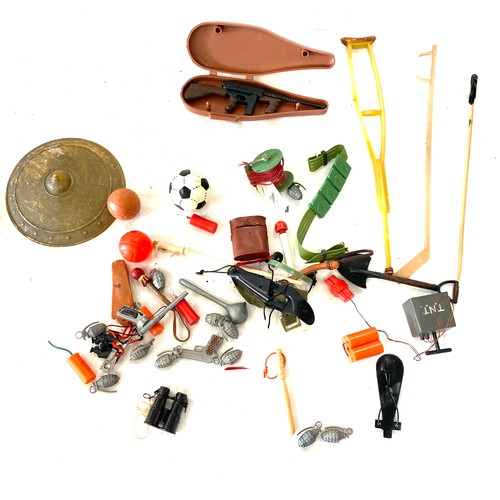 580 - Selection of Vintage 1970s action man accessories