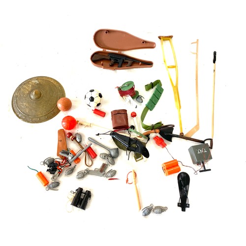 580 - Selection of Vintage 1970s action man accessories