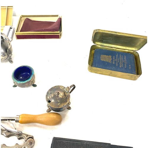530 - Selection of miscellaneous includes Clibra lighter, Christmas tin etc