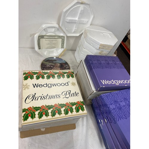 289 - Large selection of Christmas plates includes Wedgwood christmas plates etc