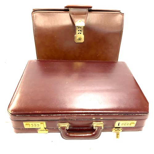 172 - 2 Vintage leather travel cases