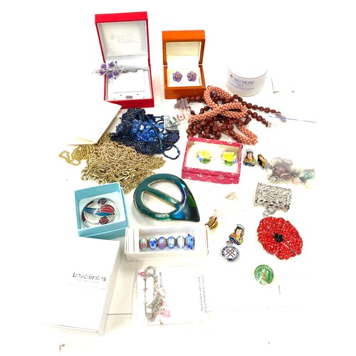 550 - Large selection of assorted  costume jewellery includes chains, brooches etc