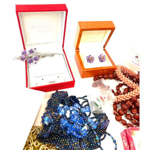 550 - Large selection of assorted  costume jewellery includes chains, brooches etc