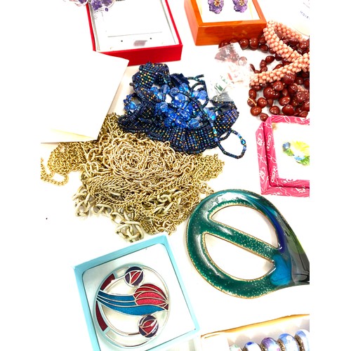 550 - Large selection of assorted  costume jewellery includes chains, brooches etc