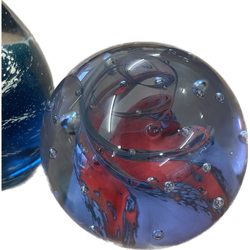 15 - Selection 3 named vintage glass paperweights to include Caithness, Selkirkglass, one other