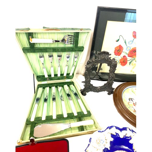 230 - Selection of collectables to include an oriental plate, picture frame, silver plated cutlery sets, b... 