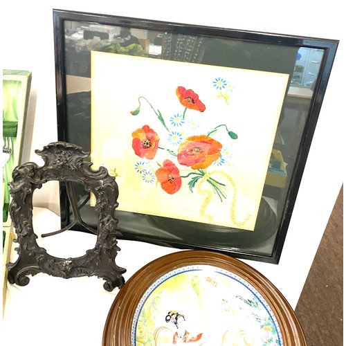 230 - Selection of collectables to include an oriental plate, picture frame, silver plated cutlery sets, b... 