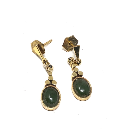 78 - 9ct gold jade drop earrings measure approx 2.8cm drop weight 3g