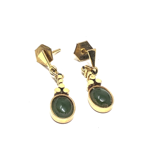 78 - 9ct gold jade drop earrings measure approx 2.8cm drop weight 3g