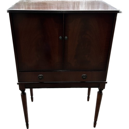 409 - 2 Door, 1 Drawer mahogany drinks cabinet, approxmate measurementds height 43.5 inches, Width 28 inch... 