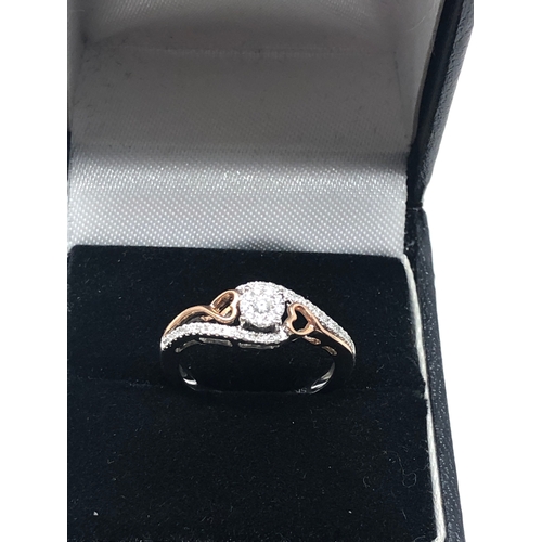 82 - 9ct white & rose gold diamond ring weight 2.2g