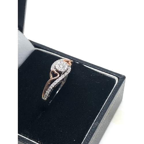 82 - 9ct white & rose gold diamond ring weight 2.2g