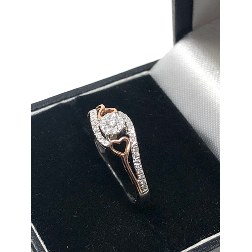 82 - 9ct white & rose gold diamond ring weight 2.2g