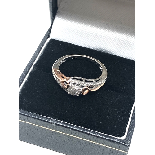 82 - 9ct white & rose gold diamond ring weight 2.2g