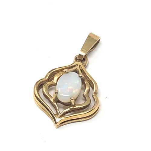 95 - 9ct gold opal pendant weight 1.1g