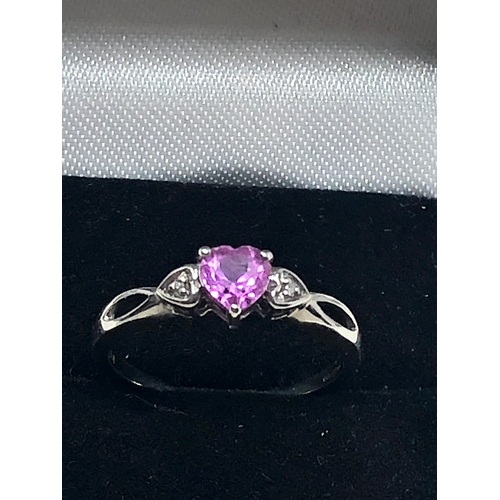 98 - 9ct white gold diamond & pink sapphire ring weight 1.5g