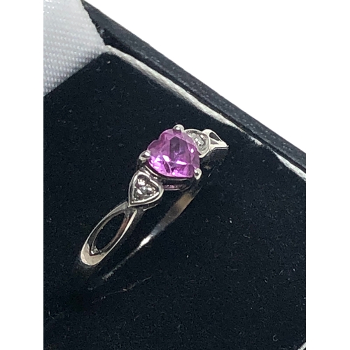 98 - 9ct white gold diamond & pink sapphire ring weight 1.5g