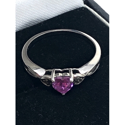 98 - 9ct white gold diamond & pink sapphire ring weight 1.5g