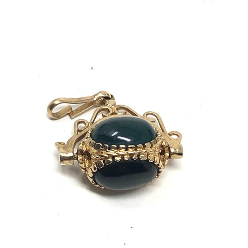 245 - 9ct gold vintage bloodstone, carnelian & onyx spinning fob (3.2g)