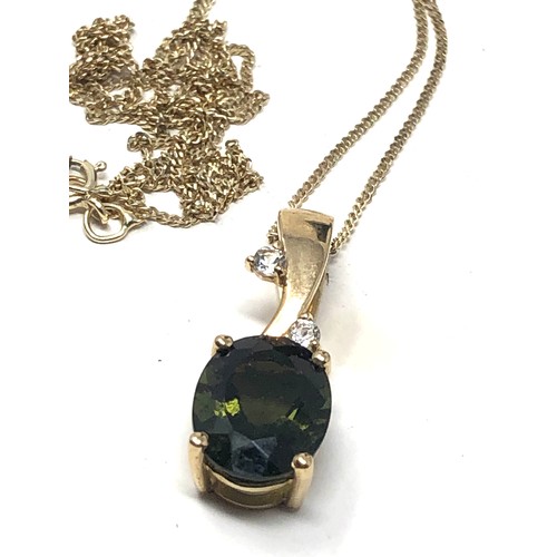 194 - 9ct gold green & clear paste pendant necklace (2.5g)