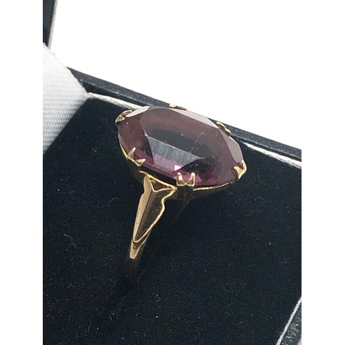 191 - 9ct gold vintage purple paste statement ring (2.7g)