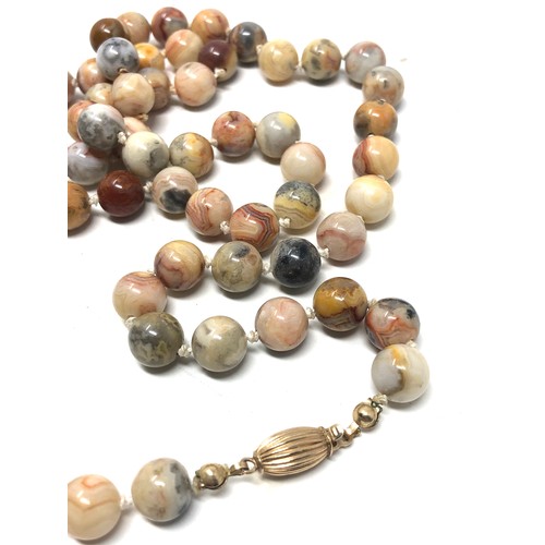 187 - 9ct gold clasp agate beads single strand necklace (50.1g)