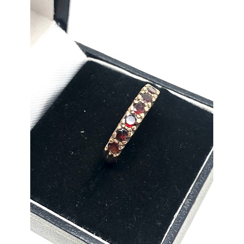 189 - 9ct gold vintage garnet gypsy setting dress ring (2.1g)