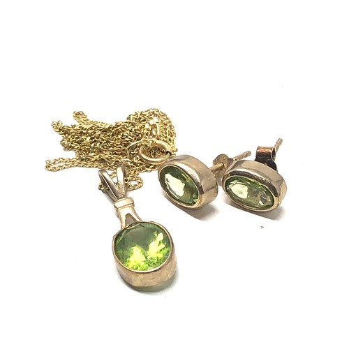 220 - 9ct gold peridot pendant necklace & stud earrings set (2.7g)