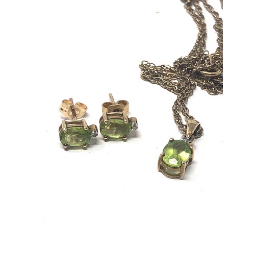 208 - 9ct gold peridot & diamond pendant necklace and stud earrings set (3g)