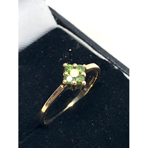 142 - 9ct gold green stone ring (1.7g)