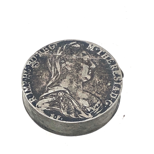 476 - novelty silver coin cigarette lighter