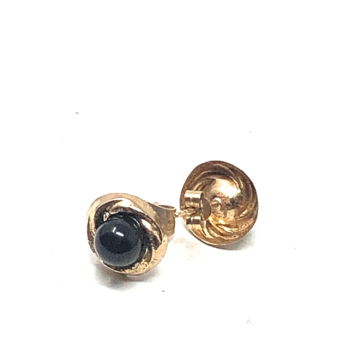 84 - 9ct gold black stone set earrings 0.8g