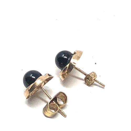 84 - 9ct gold black stone set earrings 0.8g