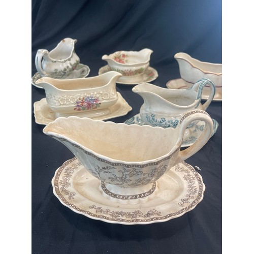 890 - Selection of Vintage and later gravy/ sauce boats