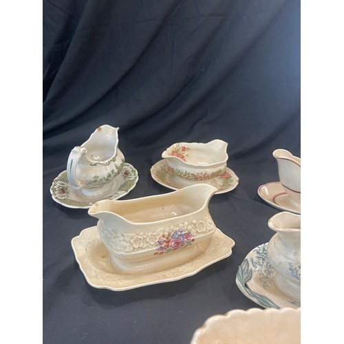 890 - Selection of Vintage and later gravy/ sauce boats