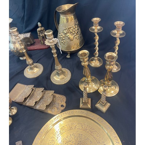 895 - Large selection of assorted brass ware includes Candle sticks, Brass jug, knocker etc