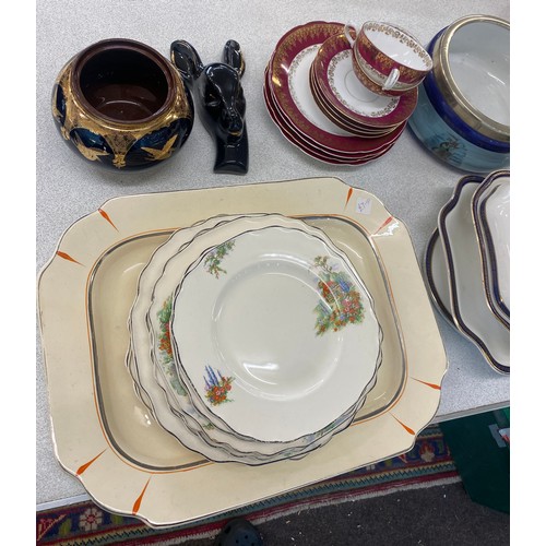 904 - Large selection of pottery to include part tea services, tureens, bowls, dishes etc