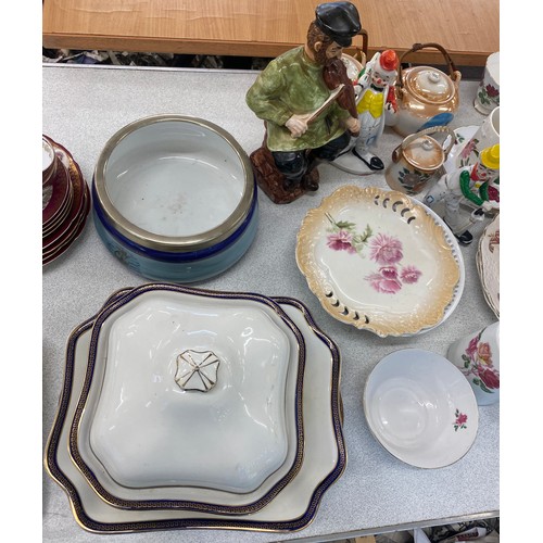 904 - Large selection of pottery to include part tea services, tureens, bowls, dishes etc