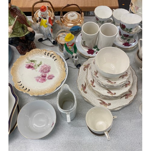 904 - Large selection of pottery to include part tea services, tureens, bowls, dishes etc