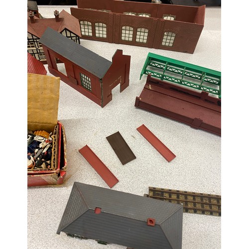 816 - Vintage railway buildings / set with scene animals / people etc