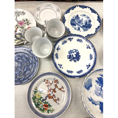 836 - Selection of oriental pottery to include plates, meat plates, blue and white part tea service etc