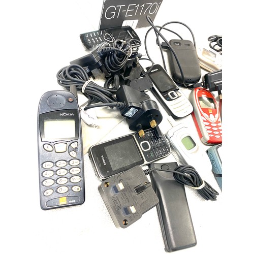 823 - Selection of old mobile phones with chargers to include Nokia, Siemans, Philips, Samsung etc